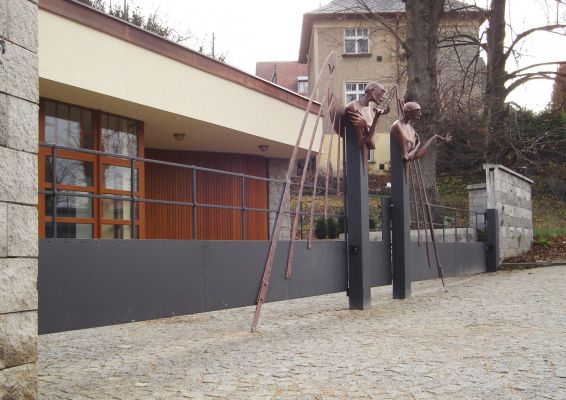 Forged gate with figural motive (2006) - material: metal (patinated, colored) - width 10.7 m