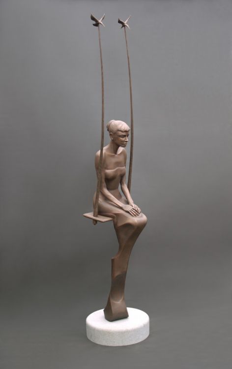 Audrey - kovaná plastika (2008). Materiál: železo, brozeno, patinováno - velikost 2,9 m.