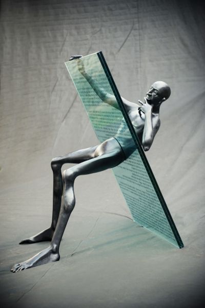 Čtenář Kafky - kovaná plastika. Materiál: sklo, železo - výška 115 cm.