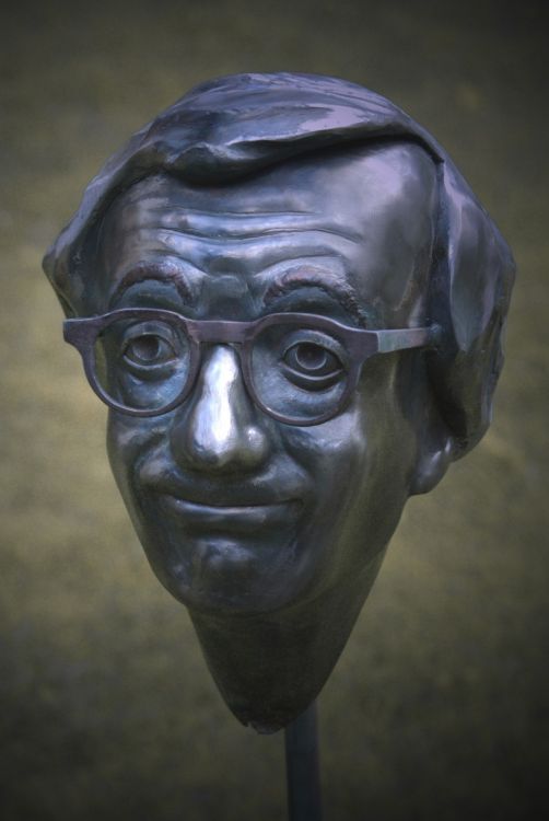 Woody Allen - kovaná plastika (2015). Materiál: kovaná ocel, velikost: 1,1 m.