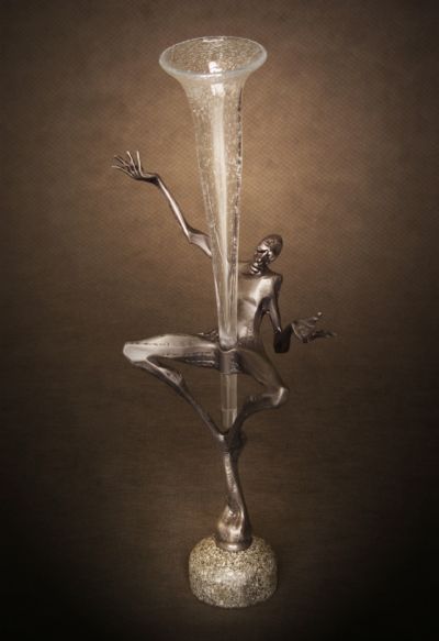 Exhibicionista - váza s kovaným figurálním motivem (2015)