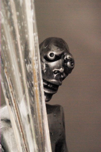 Exhibicionista - váza s kovaným figurálním motivem (2015)