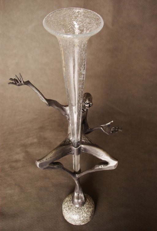 Exhibitionist - A vase with forged figural sculpture (2015)